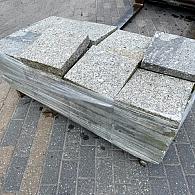 Graniet Lichtgrijs 30x30x5/7cm 2-zijdig gekapt (restpartij)