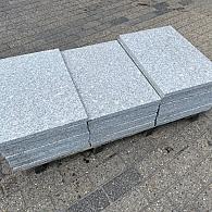 Graniet Lichtgrijs 40x60x3cm gevlamd (restpartij)