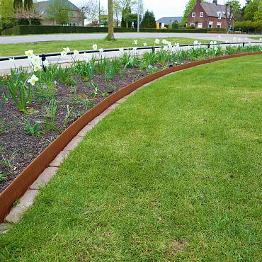 Flexline 150x2200 mm, weervast(corten) incl. 3 platte grondpennen en verbindingsplaat